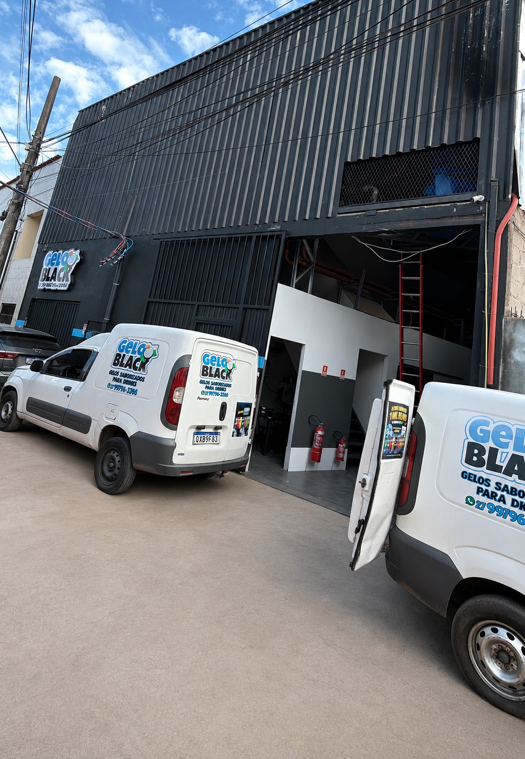 Fachada e frota de entrega da Gelo Black